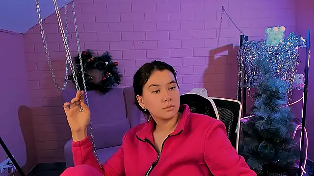 Snapshot of LeesaLee chatting on 12.07.24 LeesaLee online show from 12.07.24