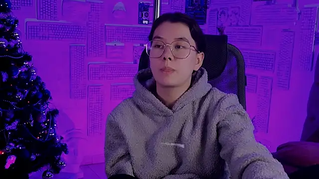 Snapshot of LeesaLee chatting on 12.10.24 LeesaLee online show from 12.10.24