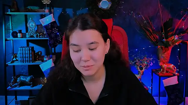 Snapshot of LeesaLee chatting on 12.11.24 LeesaLee online show from 12.11.24