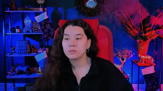 Snapshot of LeesaLee chatting on 12.12.24 LeesaLee online show from 12.12.24