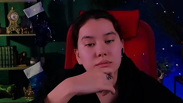 Snapshot of LeesaLee chatting on 12.13.24 LeesaLee online show from 12.13.24