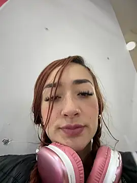 Snapshot of ariiel_ chatting on 12.15.24 ariiel online show from 12.15.24