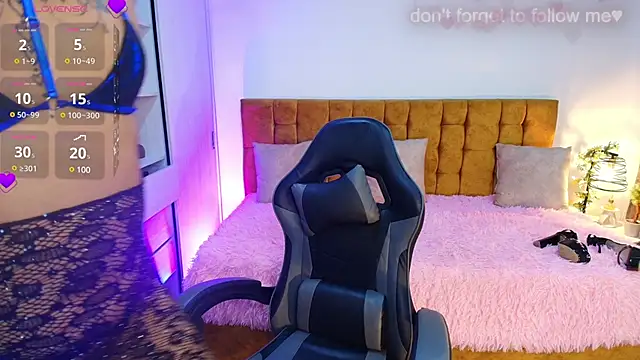 Snapshot of alexiaaross chatting on 12.14.24 alexiaaross online show from 12.14.24