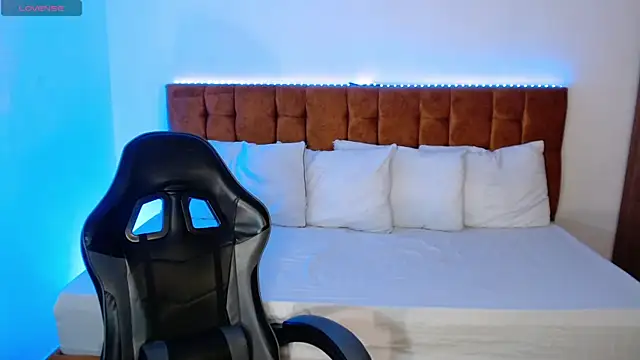 Snapshot of alexiaaross chatting on 10.19.25 alexiaaross online show from 10.19.25