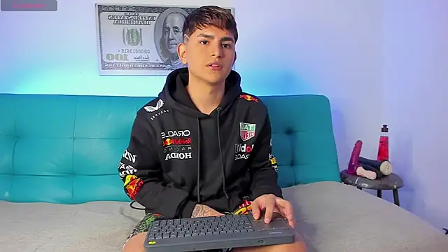 Snapshot of Lyam_ap chatting on 12.21.25 Lyam ap online show from 12.21.25