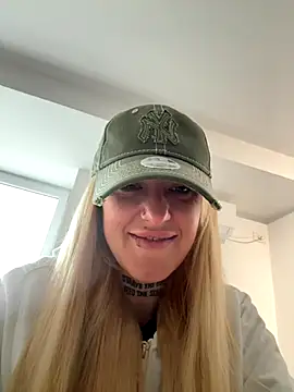 Snapshot of MazeSin chatting on 09.17.25 MazeSin online show from 09.17.25