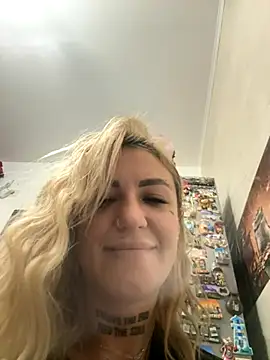 Snapshot of MazeSin chatting on 11.01.25 MazeSin online show from 11.01.25