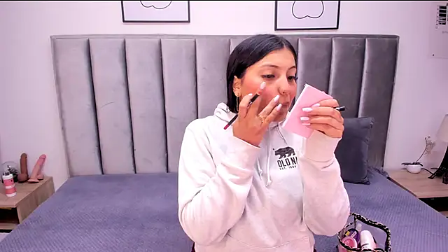 Snapshot of Emmy-Turnner chatting on 10.06.25 Emmy-Turnner online show from 10.06.25