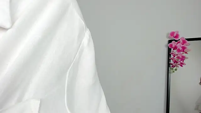 Lilly Colins online show from 12.08.24