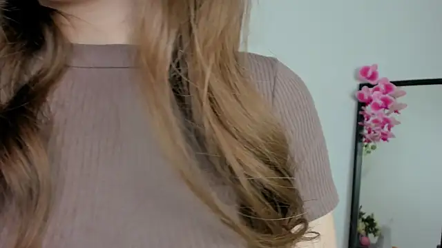 Lilly Colins online show from 12.13.24