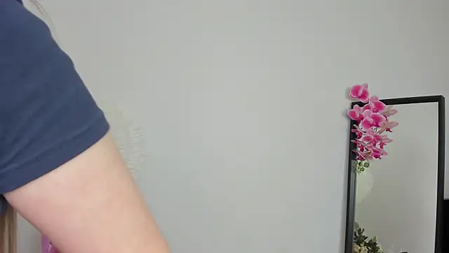 Lilly Colins online show from 12.14.24