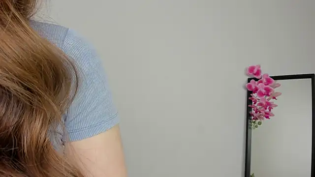 Lilly Colins online show from 12.16.24