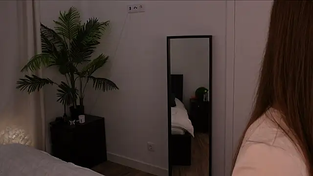 Lilly Colins online show from 01.06.25