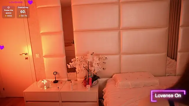 Lilly Colins online show from 10.23.25