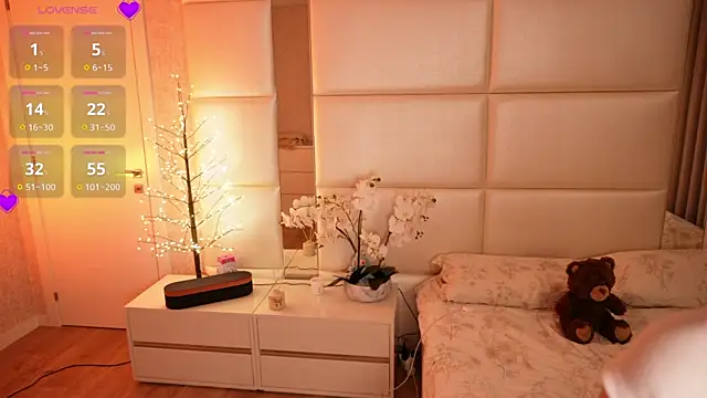Snapshot of Lilly_Colins chatting on 04.12.26 Lilly Colins online show from 04.12.26