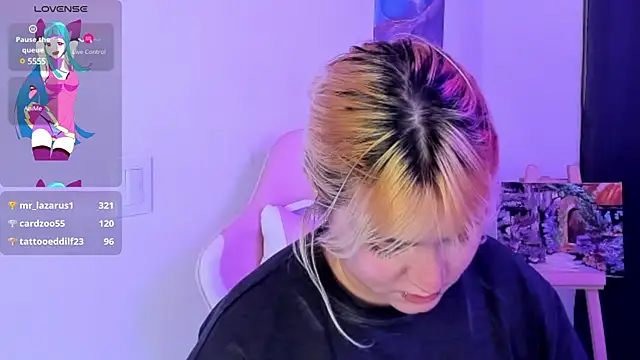 Snapshot of Pretty__zoe chatting on 02.11.25 Pretty  zoe online show from 02.11.25