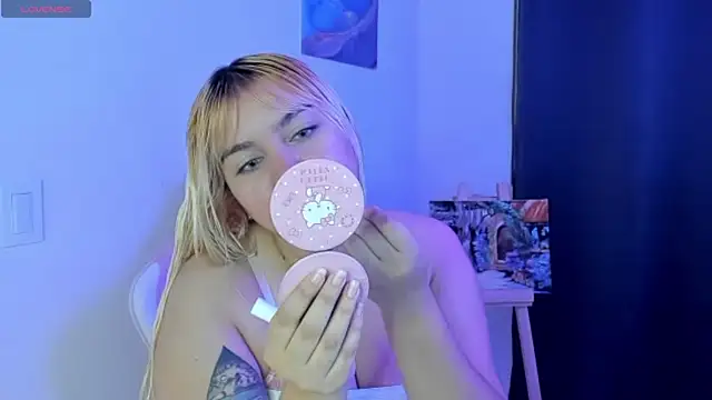 Snapshot of Pretty__zoe chatting on 02.11.25 Pretty  zoe online show from 02.11.25