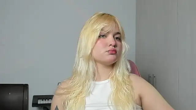 Snapshot of Pretty__zoe chatting on 10.01.25 Pretty  zoe online show from 10.01.25