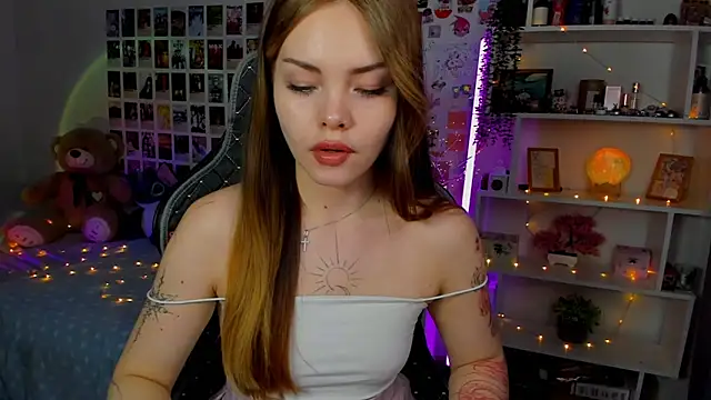 Snapshot of AkiraKatsu chatting on 09.29.25 AkiraKatsu online show from 09.29.25