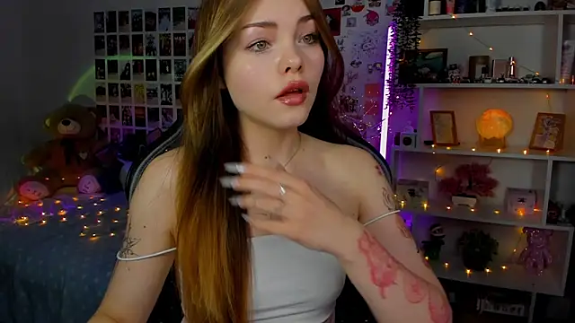 Snapshot of AkiraKatsu chatting on 10.13.25 AkiraKatsu online show from 10.13.25