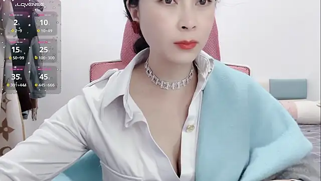 Qwi-V1 online show from 02.06.25