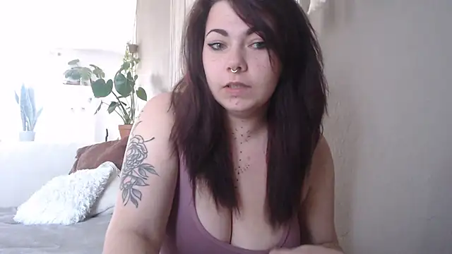 Snapshot of Unepetitefeec chatting on 02.27.25 Unepetitefeec online show from 02.27.25