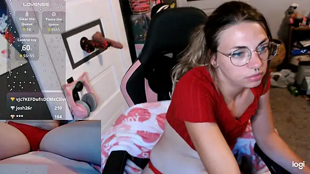 Snapshot of KSwonderland6 chatting on 10.12.25 KSwonderland6 online show from 10.12.25