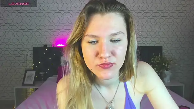 Snapshot of Mariel_Brown chatting on 12.18.24 Mariel Brown online show from 12.18.24