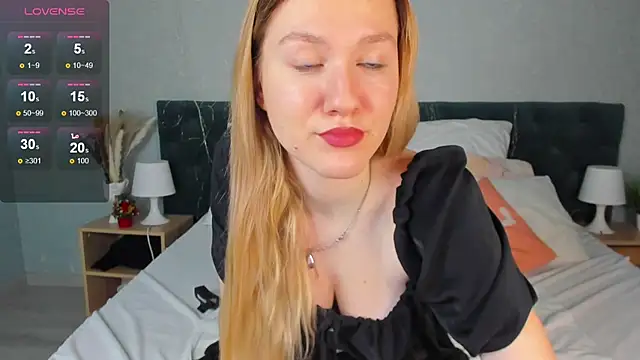 Snapshot of Mariel_Brown chatting on 12.24.24 Mariel Brown online show from 12.24.24