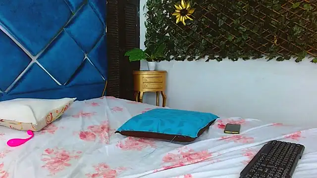 EstrellaRuizz online show from 10.12.25