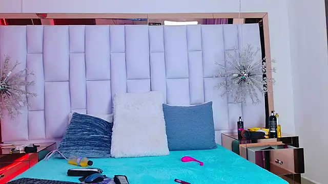 Snapshot of LiliFox18 chatting on 12.19.24 LiliFox18 online show from 12.19.24