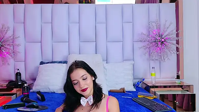 Snapshot of LiliFox18 chatting on 12.22.24 LiliFox18 online show from 12.22.24