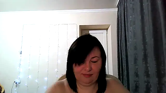 EmiliaLooo online show from 02.27.26