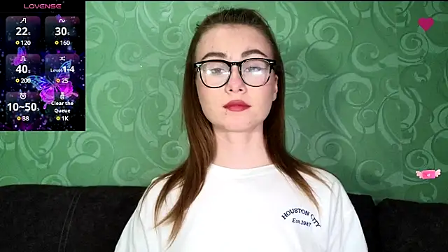 AminaLuxuryy online show from 12.18.24