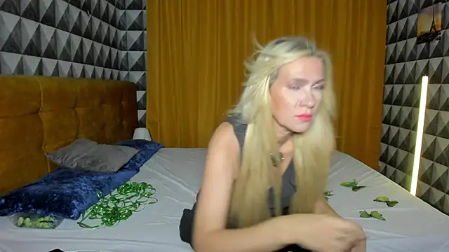 Luna  Lewis online show from 12.12.24