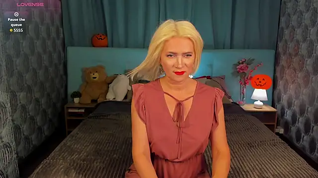 Luna  Lewis online show from 10.29.25