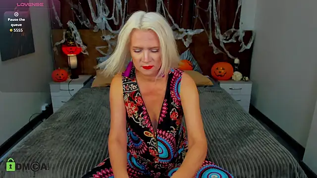 Luna  Lewis online show from 10.30.25