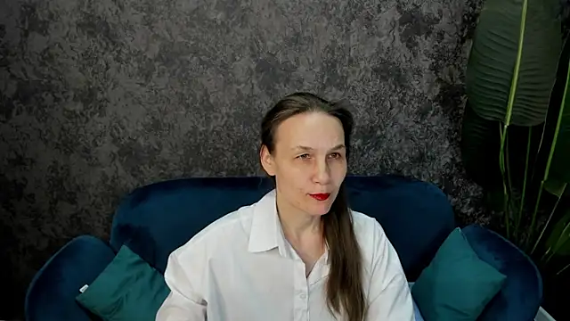 Lillian White online show from 03.04.25