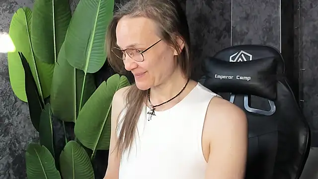Snapshot of Lillian_White chatting on 05.03.26 Lillian White online show from 05.03.26