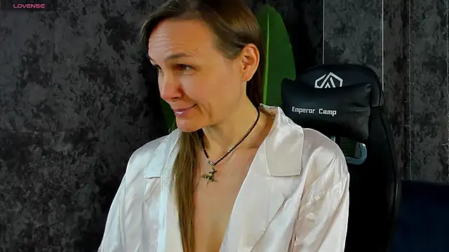 Snapshot of Lillian_White chatting on 05.17.26 Lillian White online show from 05.17.26
