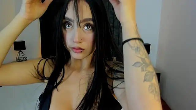 Snapshot of NataGarcia chatting on 11.21.25 NataGarcia online show from 11.21.25