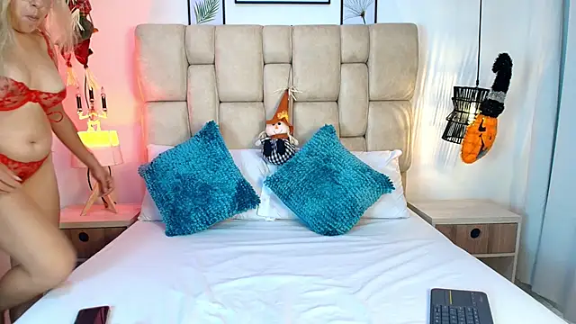 Snapshot of AdharaSmithh chatting on 10.27.25 AdharaSmithh online show from 10.27.25