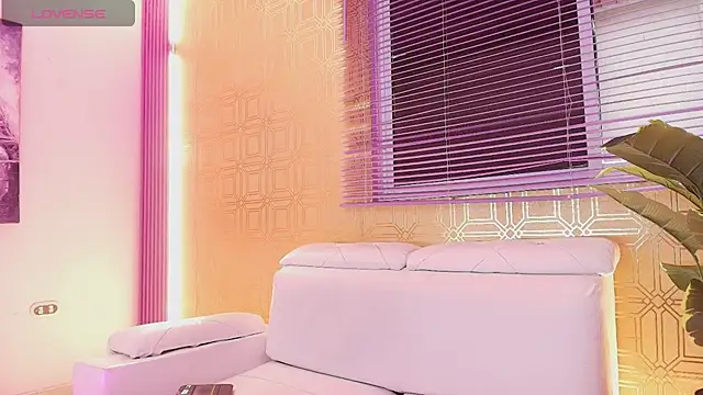 Snapshot of Bella19_ chatting on 01.18.25 Bella19  online show from 01.18.25