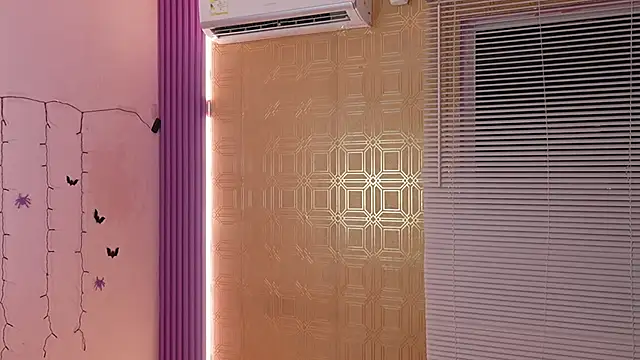 Snapshot of Bella19_ chatting on 10.28.25 Bella19  online show from 10.28.25