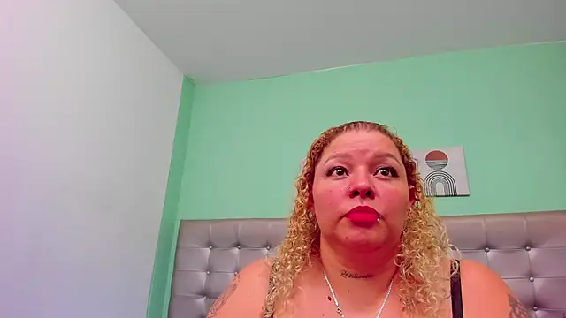Snapshot of selena_castillo chatting on 02.13.25 selena castillo online show from 02.13.25