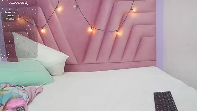 Snapshot of hornybarelylegalgirl chatting on 06.19.26 hornybarelylegalgirl online show from 06.19.26