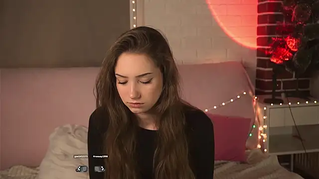 Snapshot of HarrietBulmer chatting on 12.17.24 HarrietBulmer online show from 12.17.24