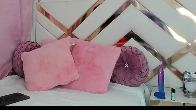 Snapshot of CoralHarmon chatting on 12.24.24 CoralHarmon online show from 12.24.24