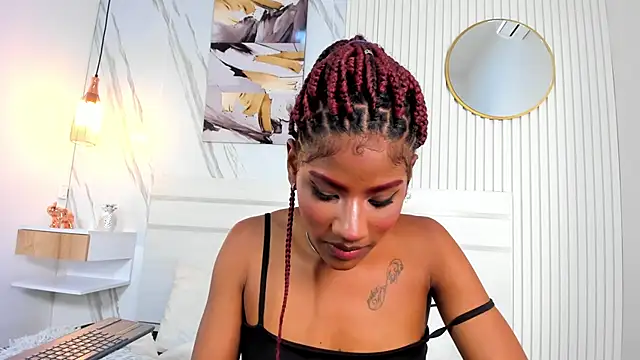 Sara Lewwis online show from 01.06.25
