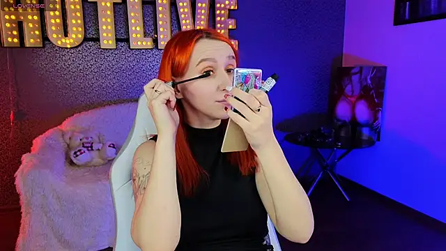 Snapshot of AliceBYKiss chatting on 01.22.25 AliceBYKiss online show from 01.22.25